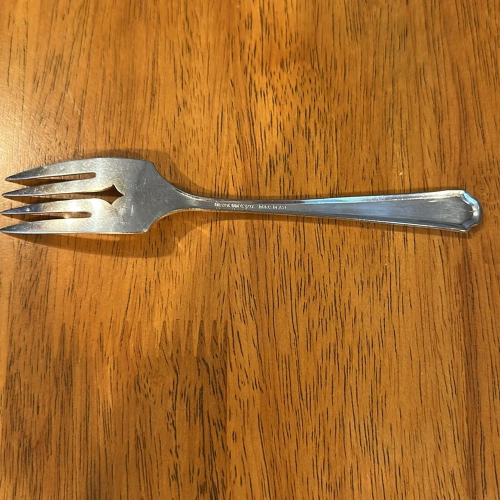 Oneida community duro plate salad fork. Silver plated in the Beverly pattern.